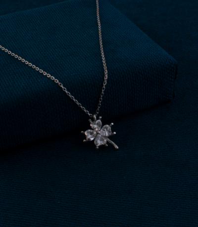 Dort-YaprakliiYonca-ve-Kalpli-GumussKolye