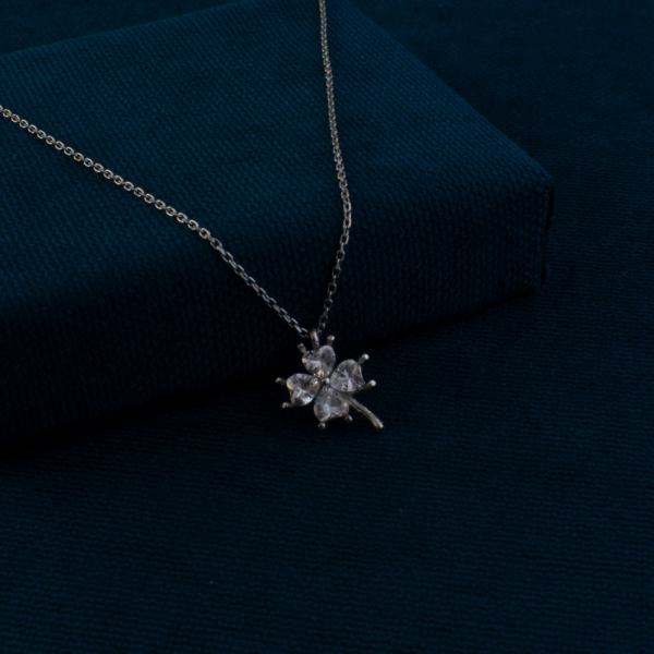 Dort-YaprakliiYonca-ve-Kalpli-GumussKolye