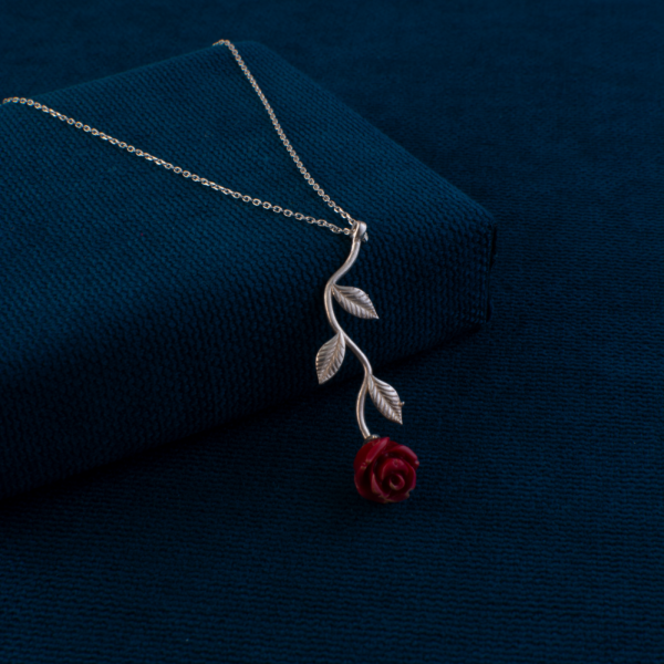 Gul-TasarimliiGumussKolye