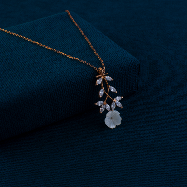 Mavi-Dikenli-Gul-TasarimliiRose-Altin-Kolye