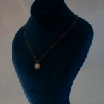 Mavi-TasliiYuvarlak-Rose-Altin-Kolye2