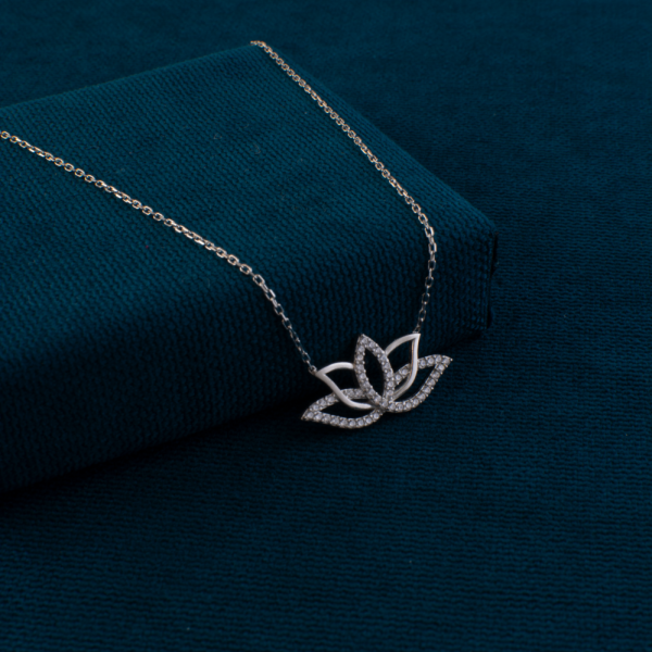 Nilufer-TasarimliiGumussKolye