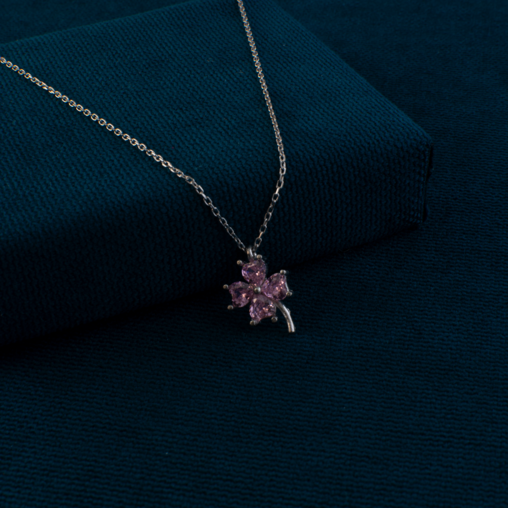 Pembe-Dort-YaprakliiYonca-ve-Kalpli-GumussKolye