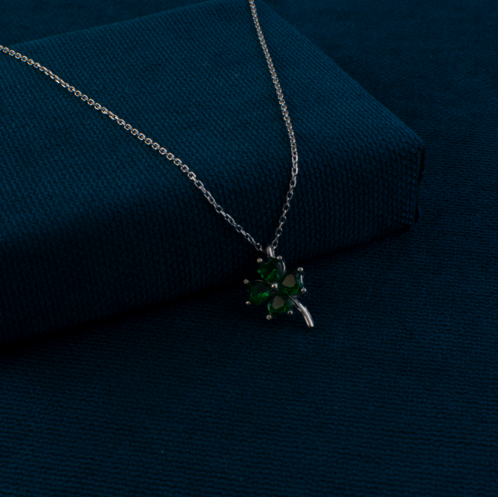 Yesil-Dort-YaprakliiYonca-ve-Kalpli-GumussKolye