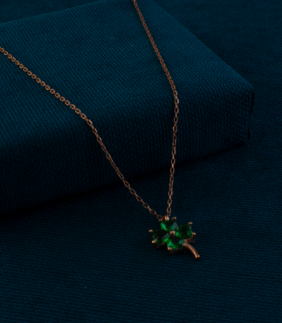 Yesil-Dort-YaprakliiYonca-ve-Kalpli-Rose-Altin-Kolye