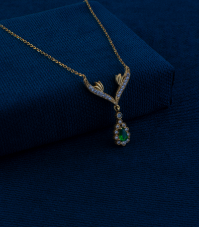 Yesil-TasliiAltin-Kolye
