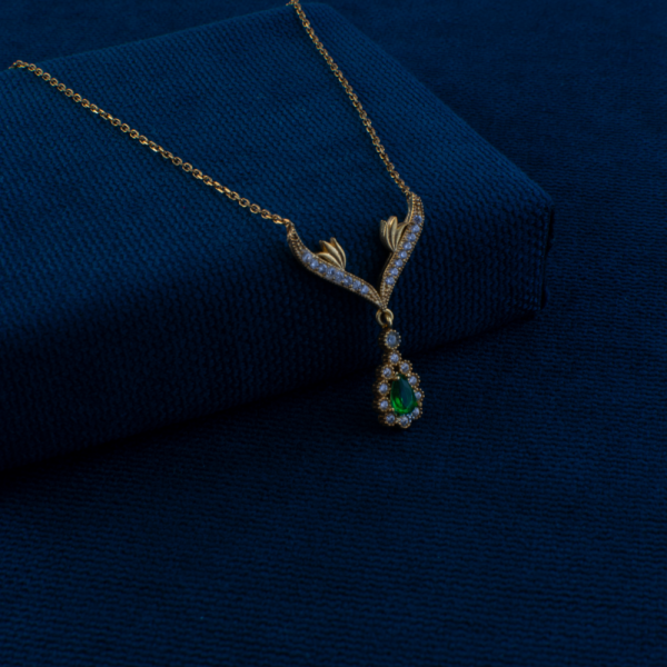 Yesil-TasliiAltin-Kolye