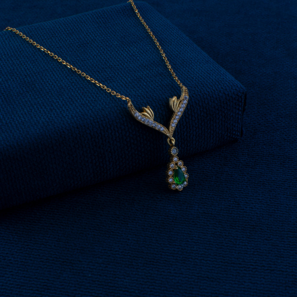 Yesil-TasliiAltin-Kolye